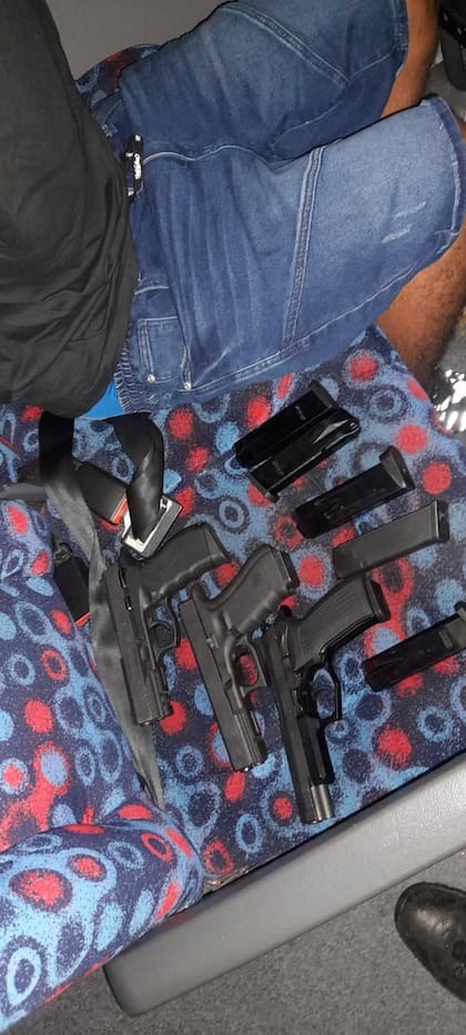 Las tres pistolas que tenía uno de los dos chilenos detenidos en un ómnibus que viajaba de Tucumán a Mendoza