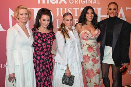 Las tres posaron junto a sus nuevas compañeras, la británica Sarita Choudhury y la estadounidense Nicole Ari Parker en el evento exclusivo que se llevó a cabo en el tradicional Lido de Paris