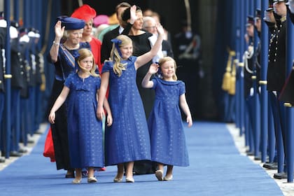 Las tres princesas, en tonos de azul, avanzan hacia la ceremonia. El operativo de seguridad costó, en 2013, cuatro millones de euros e involucró a diez mil agentes de policía. 