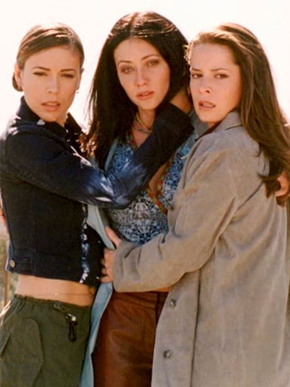 Las tres protagonistas originales de Charmed, en una escena de la primera temporada de la serie