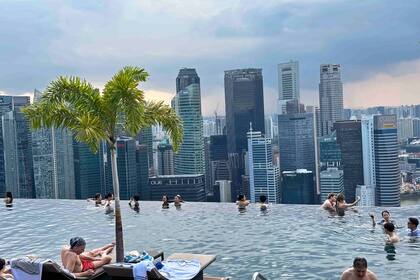 Las tres torres de Marina Bay se unen en la cima con una piscina de 150 metros de largo, la más larga del mundo