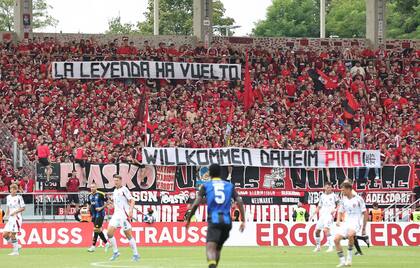 Las tribunas de la hinchada de Núremberg con banderas de bienvenida para Javier Pinola.