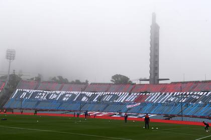 Las tribunas vacías del estadio Centenario, una realidad de estos tiempos, también en Uruguay