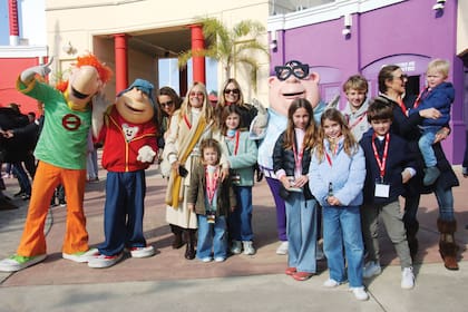 Las trilli, sus hijas Emilia Zavaleta y Paulina Trotz, y sus nietos Augusta, Carlota, Belisario, Ker, Gonzalo y Borja (más unas amiguitas) posan después de pasar un día inolvidable.