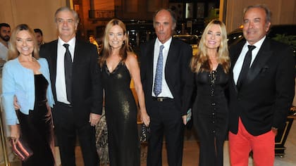 Las trillizas de Oro junto a sus respectivos maridos