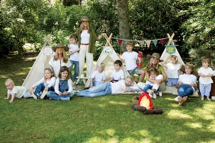 Las Trillizas de Oro, María Emilia, María Eugenia y María Laura Fernández Rousse junto a sus nietos