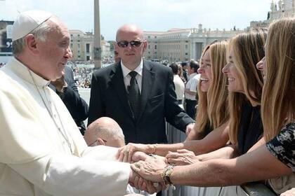Las trillizas fueron a saludar a Francisco