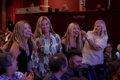 Las trillizas María Laura, María Emilia y María Eugenia suben al escenario.