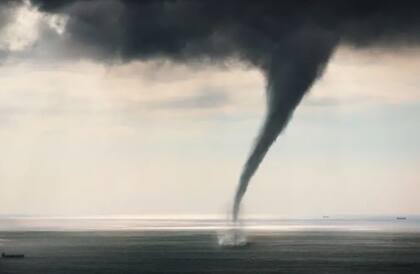 Las trombas marinas son formaciones muy similares a los tornados, solo que ocurren sobre la superficie del mar