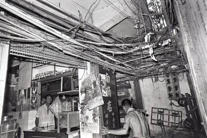 Las tuberías ilegales de agua cruzaban los techos de las casas y calles de la poblada ciudad (imagen de 1977)