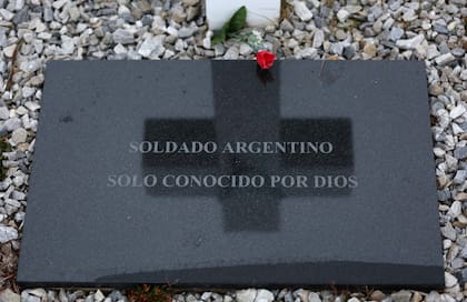 Las tumbas con cuerpos sin identificar en el Cementerio de Darwin antes del Plan Proyecto Humanitario Malvinas