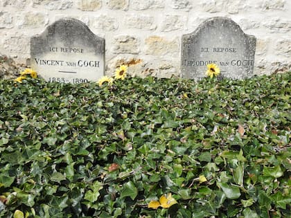 Las tumbas de los hermanos Vincent y Theo, cubiertas de vegetación.