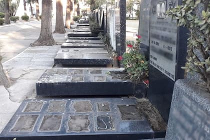 Las tumbas profanadas en el Cementerio Israelita de La Tablada