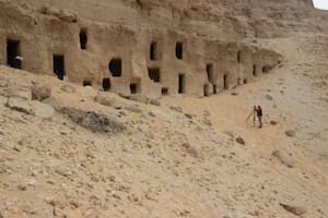 Las tumbas se encuentran excavadas en la ladera de una colina en el este de la provincia egipcia de Sohag, a unos 380 kilómetros al sudeste de El Cairo