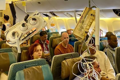 Las turbulencias en el avión provocaron la caída de las máscaras de oxígeno de emergencia.