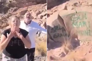 Las turistas escribieron sus nombres con aerosol verde