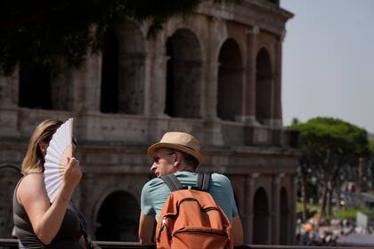 Las turistas visitaban el lunes Roma, pese a una ola de calor que situaba a la ciudad en la lista de las ciudades más calurosas del país. 