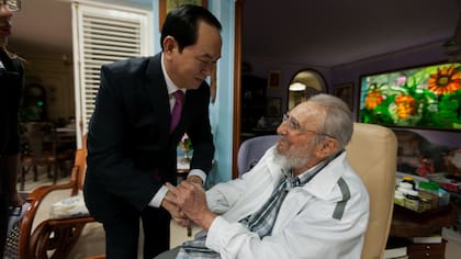 Las últimas fotografías oficiales difundidas por el Gobierno cubano del ex presidente Fidel Castro fueron del 15 de noviembre de 2016. En ellas se podía ver al histórico mandatario recibiendo en su vivienda al presidente de Vietnam, Tran Dai Quang, y a su mujer