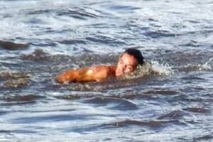 Las últimas imágenes del hombre que se lanzó a nadar en un río de Córdoba y desapareció