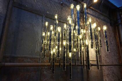 Las unidades de 'Celestial Flame' (Mori London) se pueden agrupar para crear arañas de distinta forma y tamaño. Absolutamente funcionales, pueden iluminar una mesa con comodidad y estética.