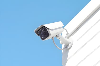 Las unidades de vigilancia funcionan con energía solar y utilizan algoritmos de inteligencia artificial para registrar automáticamente los números de matrícula