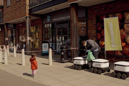 Las unidades robots de Starship esperan los pedidos a entregar fuera de una tienda en Milton Keynes