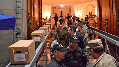 Las urnas ingresan en la Legislatura a través de una cinta transportadora