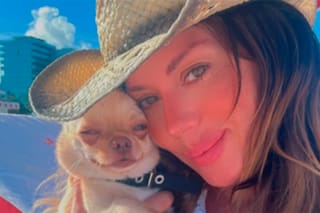 Las vacaciones de Karina Jelinek: su aliento a la Scaloneta, noches de fiesta y relax en la playa