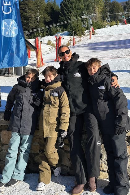 Las vacaciones de Pampita con sus hijos Beltrán y Benicio Vicuña, y su sobrino, Francesco Ardohain, en Villa La Angostura.