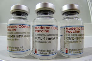 Estados Unidos autorizó las nuevas vacunas contra la cepa omicrón del coronovirus