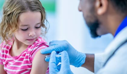 Las vacunas estarán disponibles para niños, adolescentes y adultos (Archivo)