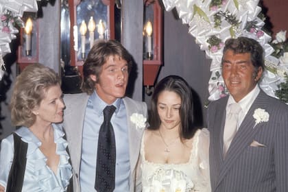LAS VEGAS - APRIL 17:   Jeanne Martin, Actors Dean Paul Martin and Olivia Hussey, and Actor/Singer Dean Martin attend the Wedding of Dean Paul Martin and Olivia Hussey on April 17, 1971 in Las Vegas, Nevada. (Photo by Ron Galella/Ron Galella Collection via Getty Images) 