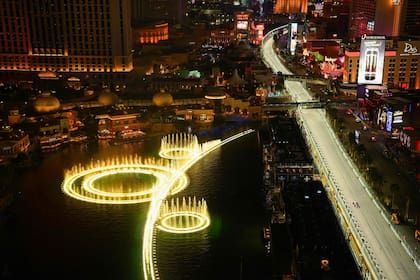Las Vegas llama la atención por sus luces y su colorido, pero la pista es de un asfalto resbaladizo y volvió a tener una riesgosa alcantarilla suelta.
