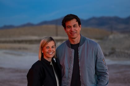 El director ejecutivo de Mercedes GP, Toto Wolff, y la directora general de la Academia de Fórmula 1, Susie Wolff, posan durante el evento AMG X IWC en Speed Vegas