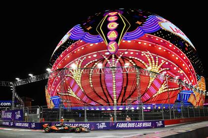 Las Vegas tiene un entorno muy llamativo, pero sufre por el clima y por defectos de su pista callejera, que no está óptima para recibir la prueba de clasificación de la 22ª estación de la Fórmula 1.