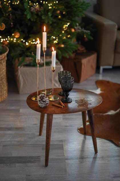 Las velas de Navidad son un buen recurso para iluminar el interior de las casas