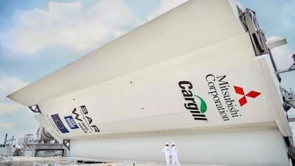 Las velas del barco en un astillero en China.