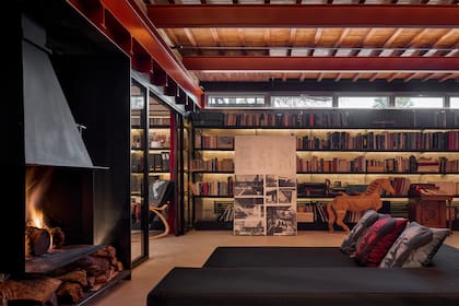 Las ventanas del semisótano dan al jardín y aportan luz exterior. Los bocetos blanco y negro son los originales de la casa, que Cabrero presentó en una bienal en 1964.