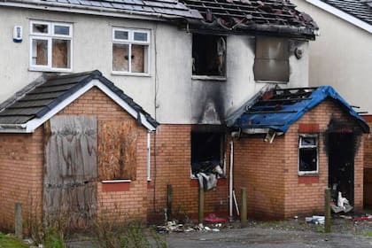 Las ventanas fueron rotas a piedrazos y algunas casas prendidas fuego en Primrose Court, un vecindario con muchos problemas de seguridad