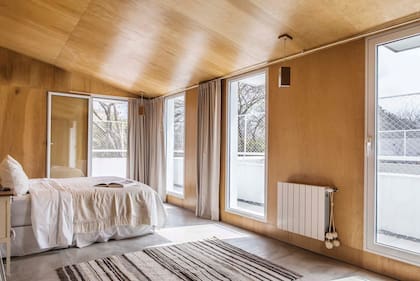En el dormitorio, las ventanas alternan paños fijos de las que requieren apertura por ventilación y salida.
