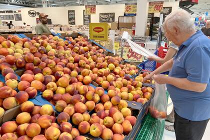 Las ventas de alimentos en comercios minoristas bajaron 37,1% interanual en enero
