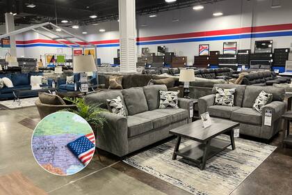 Las ventas de liquidación en American Freight incluyen sofás, camas y electrodomésticos como refrigeradores y lavavajillas.