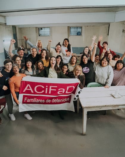 Las verdaderas "mujeres de la fila" formaron parte de la película de Benjamín Ávila. En la foto se encuentran, además, Natalia Oreiro y otros integrantes del elenco, como Amparo Noguera, Marcela “Tigresa” Acuña y Federico Heinrich