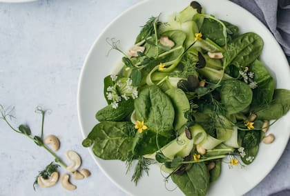 Las verduras de hoja verde, como las espinacas, son buena fuente de magnesio
