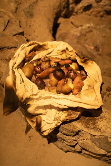 Las verduras que se cocinan dentro de un lienzo en el curanto