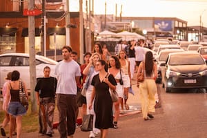 Horas en la frontera y filas para comer: una avalancha de argentinos llegó a Uruguay