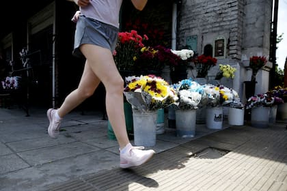 Las veredas se angostan por los puestos de flores