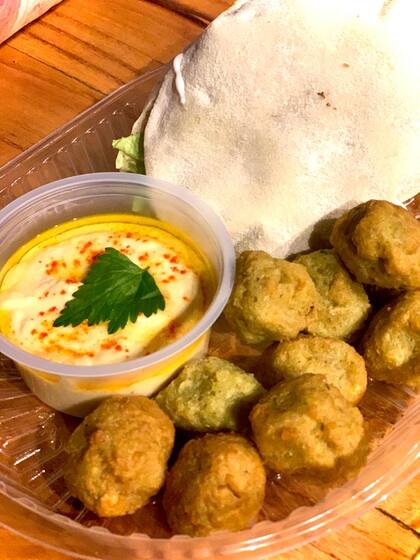 Las viandas del especial de la India: shawarma de cordero con faláfel y hummus