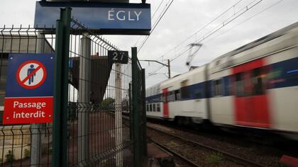 Las vías del tren en la estación Egly, donde cometió el suicidio público