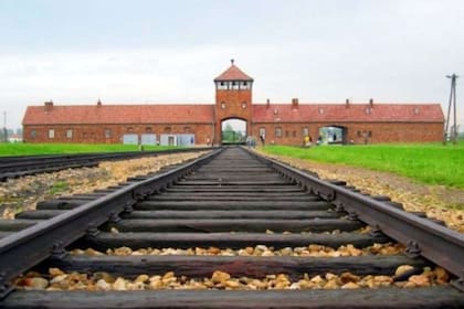 Las vías del tren que conducen al acceso de Auschwitz, por donde la familia Ovitz ingresó al campo de concentración en el mes de mayo de 1944